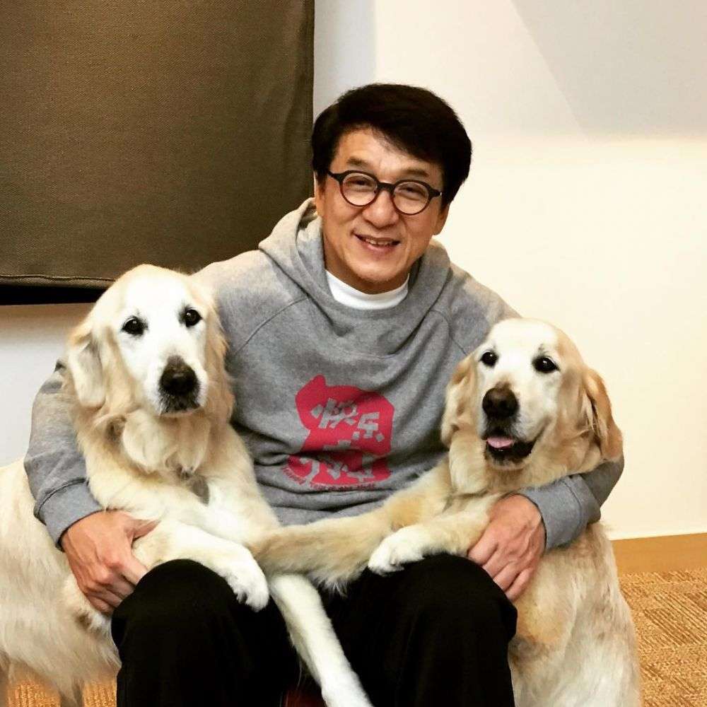 Jackie Chan Tampil Santai dengan Sweater