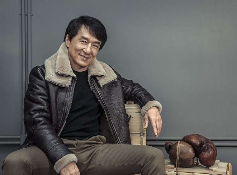 Jackie Chan Makin Mempesona dengan Jaket Kulit