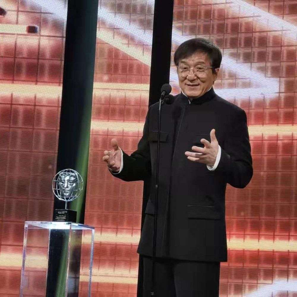 Jacky Chan Menggunakan Setelan Formal Minim Detail