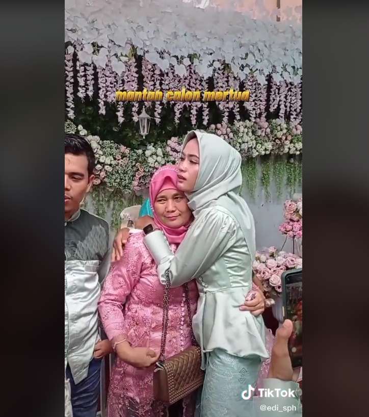 Wanita datang ke nikahan mantan Wanita datang ke nikahan mantan