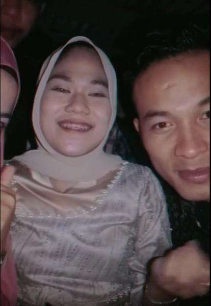 Lagi seru-seruan sama pacar dan temen cewek.