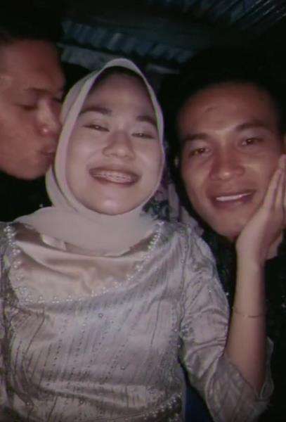 Tiba-tiba ada yang mencium dari belakang.