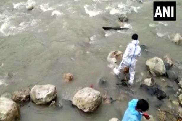 Petugas Membuang Mayat ke Sungai