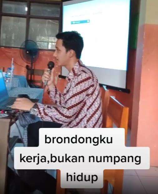 Ternyata brondongnya juga kerja, bukan hanya numpang hidup.
