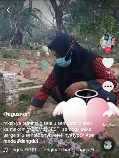 Salah satu penggemar menziarahi makam sang Pangeran Dangdut Abiem Ngesti.