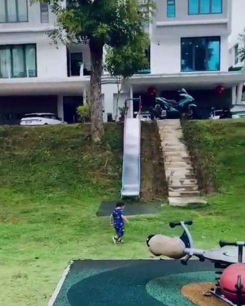Baru masuk taman, keponakan malah lari keluar.