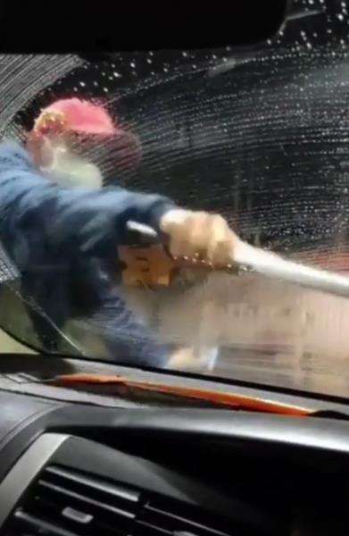Asyik bersihkan kaca mobil malam-malam.