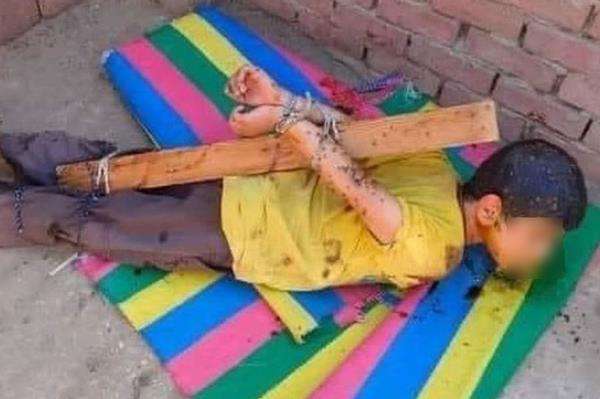 Bocah dihukum dengan cara di luar batas peri-kemanusiaan.