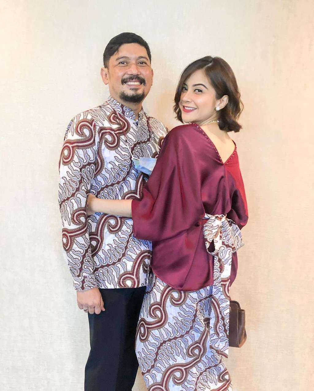 Tiwi bareng suami
