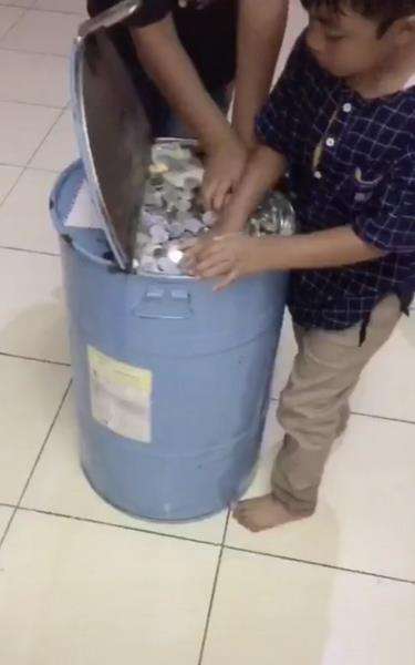 Celengan bentuk drum cuma isi uang receh bikin heboh media sosial.