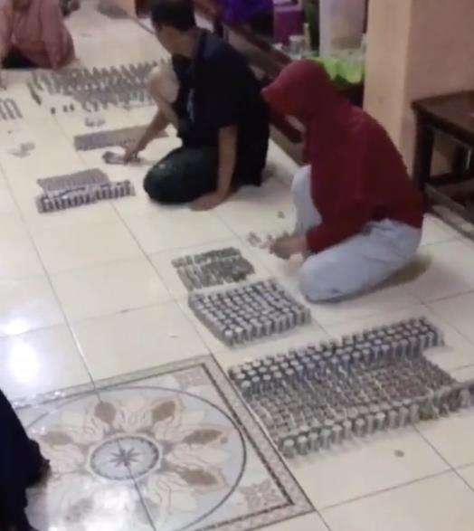 Semua anggota keluarga dilibatkan untuk menghitung.