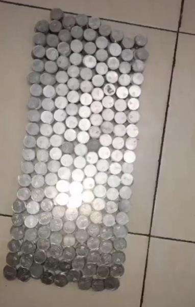 Uang receh tersebut kemudian dipisah-pisahkan.