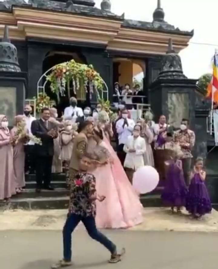 Ada Anak Kecil Lewat Pas Foto Romantis