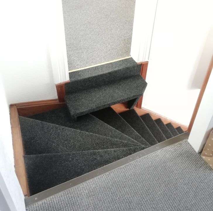Tangga Aneh di Rumah