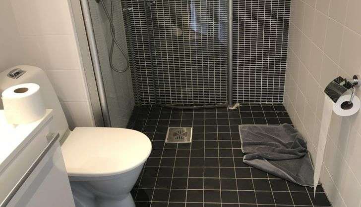 Toilet dan Tisu yang Berseberangan
