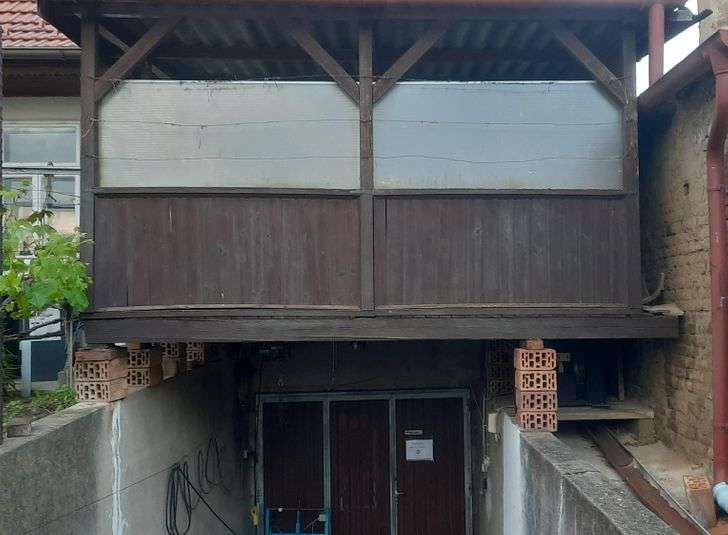 Rumahnya Cuma Ditumpu Pake Batu-bata