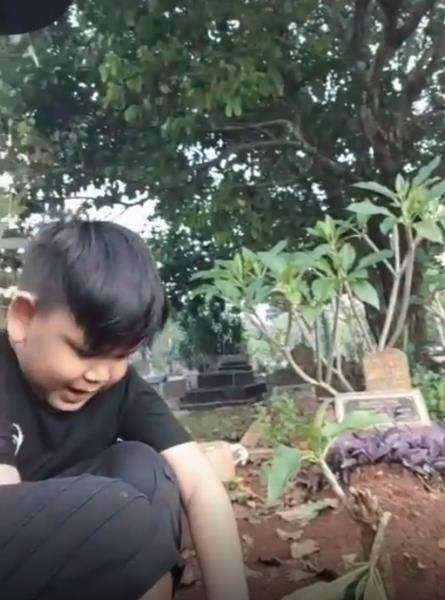 Anak ini panggil-panggil ibu yang sudah meninggal dunia.