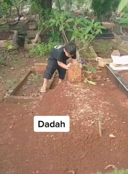 Dia mencium nisan makam ibunya saat pamit mau pulang.