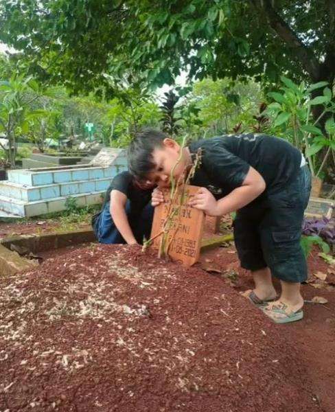 Bocah ini hanya tahu ibunya sedang tidur.
