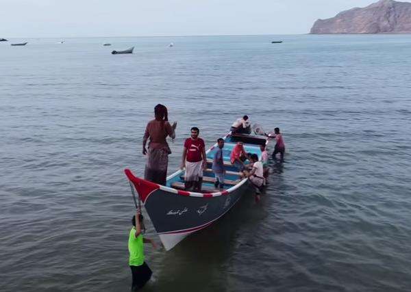 Para nelayan menemukan bangkai paus sperma di lepas pantai Yaman.