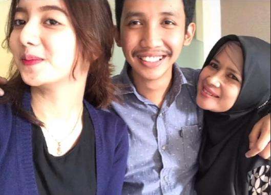 Banyak yang salfok dengan putri nenek 53 tahun yang nikahi brondong.