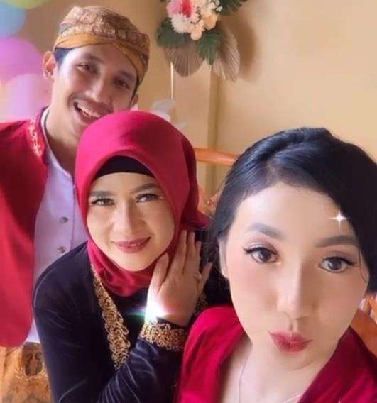 Para jomblo ngenes tak malu-malu kirim sinyal agar diterima jadi menantu nenek yang gaet brondong ini.