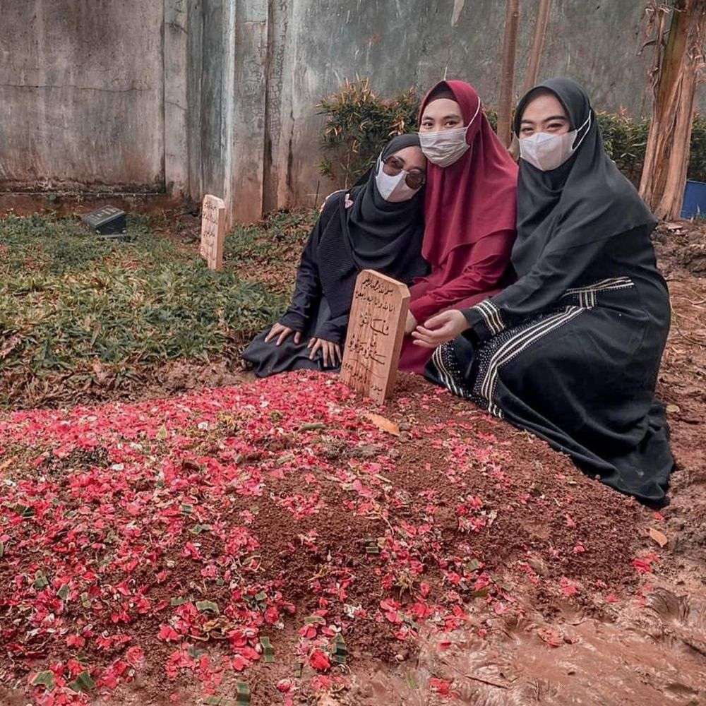 Ricis ke Makam Ayah Diantar Keluarga dan Kerabat