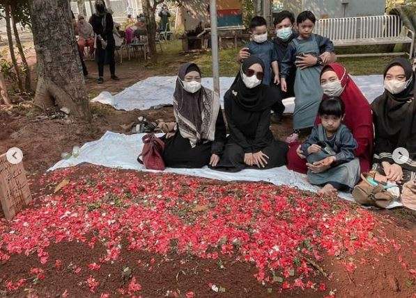 Setelah Berziarah, Ricis dan Keluarga Melakukan Pengajian