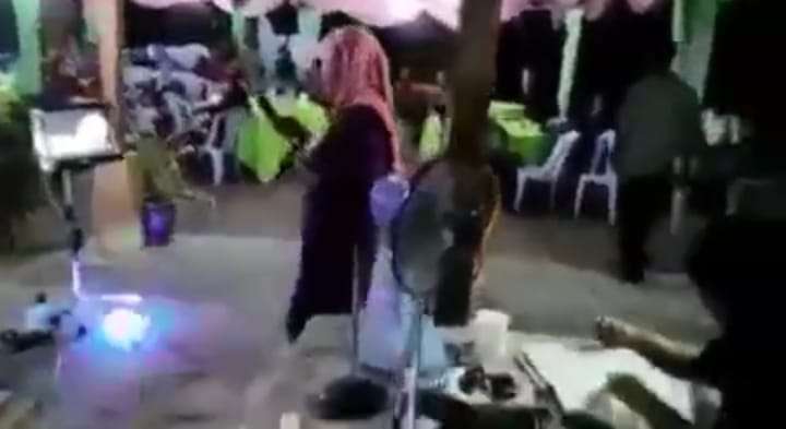 Seorang Ibu Bernyanyi di Sebuah Acara