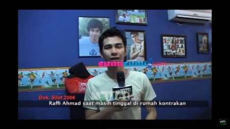 Berbagai Foto Dipajang di Dinding