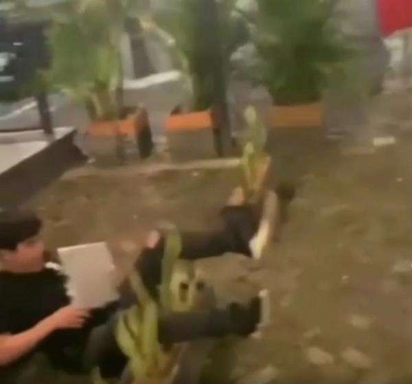 Si cowok akhirnya terjungkal ke belakang.