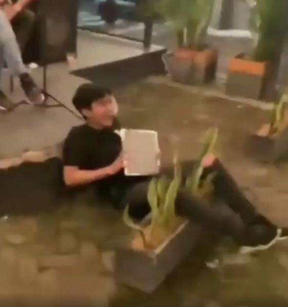Dia cuma bisa ketawa menutupi rasa malunya.