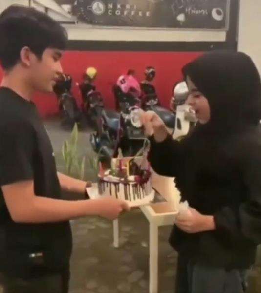 Rayakan ultah pacar malah apes.