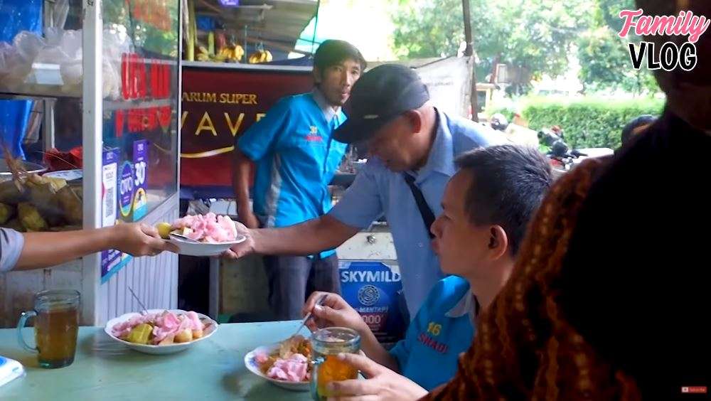 Tak Ragu Makan Satu Meja dengan Orang-orang yang Membantunya