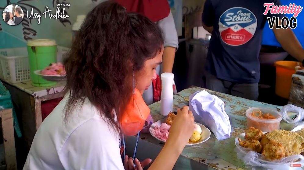 Ussy Tampak Lahap Menikmati Lontong Sayur