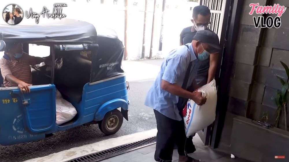 Menggunakan 3 Bajaj untuk Membawa Barang Belanjaan