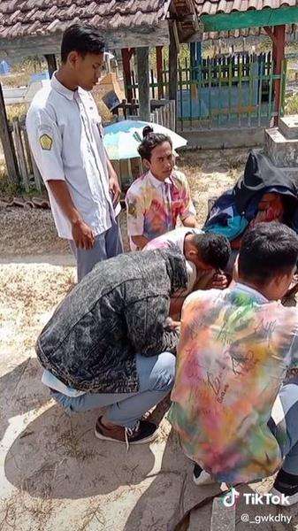 Mereka datang ke makam untuk rayakan kelulusan bersama teman yang meninggal.