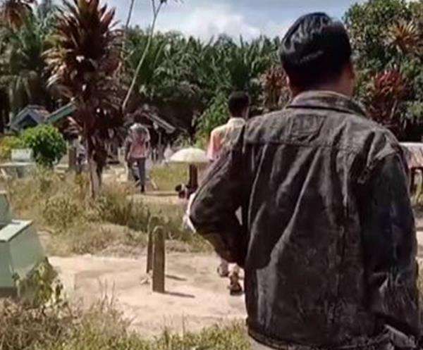 Sekelompok anak SMA mendatangi makam sahabat mereka.