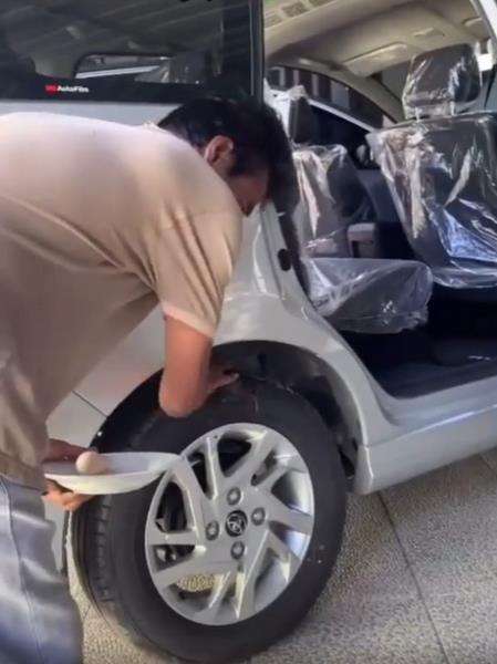 Bagian roda tak luput dari ritual.