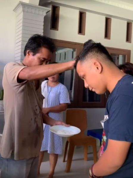 Pemilik mobil juga menjalani ritual dari calon mertua.