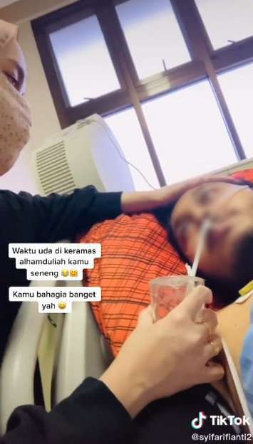 Istri rawat suami