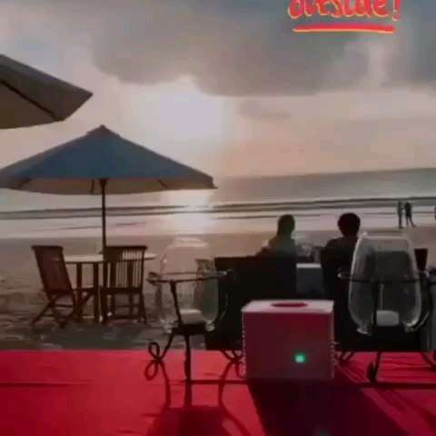 Makan Berdua di Pinggir Pantai