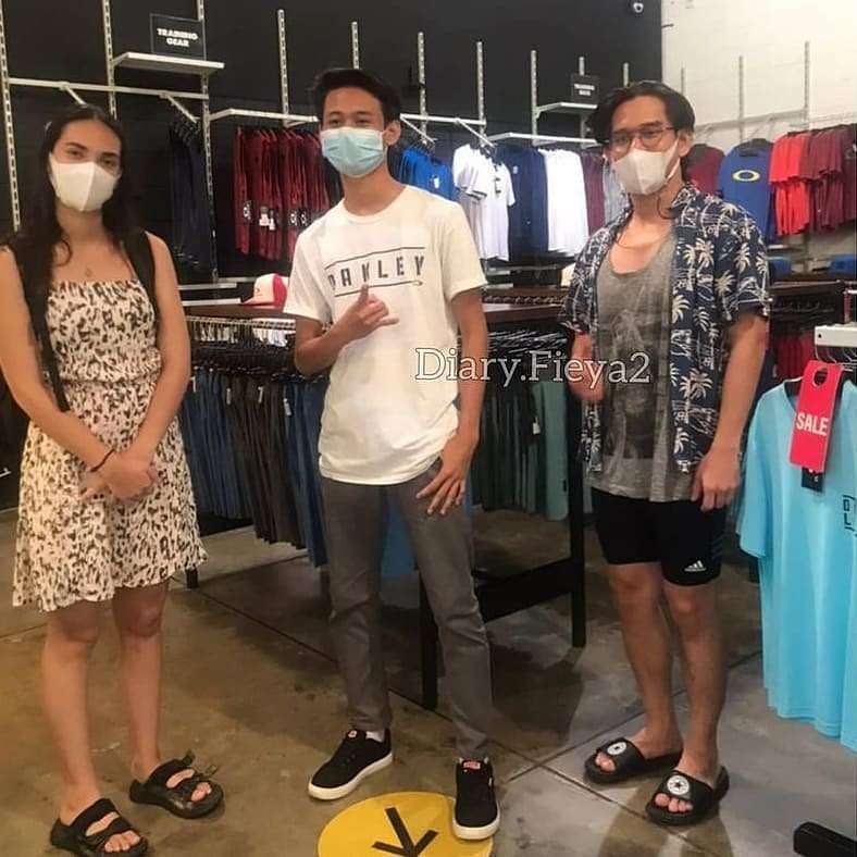 Azof dan Haico Mengunjungi Toko Baju