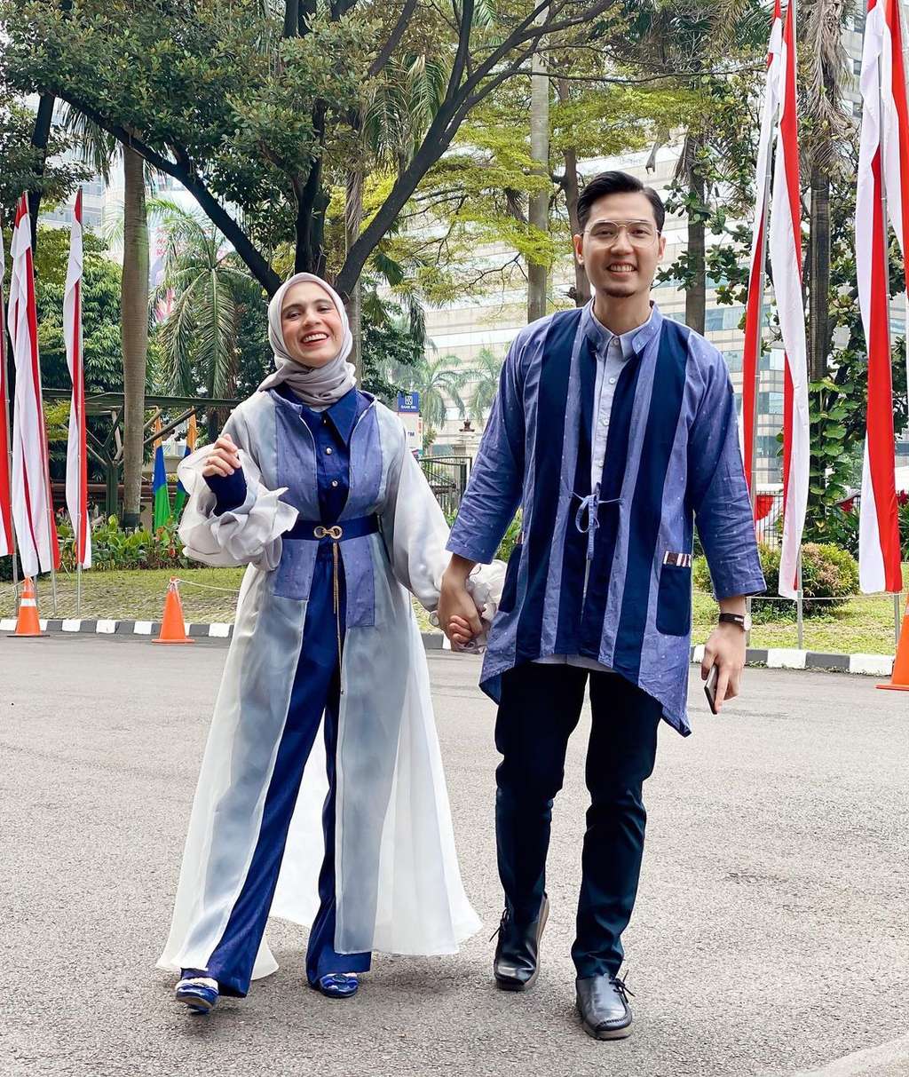 Kompak Pakai Outfit Serasi