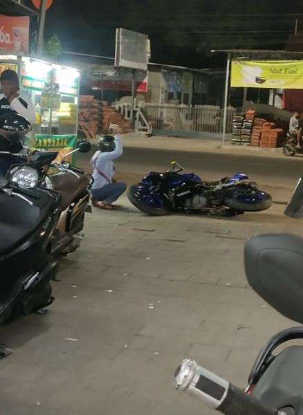 Cewek hajar motor kekasih pakai batu, diduga sakit hati. Cewek hajar motor kekasih pakai batu, diduga sakit hati.