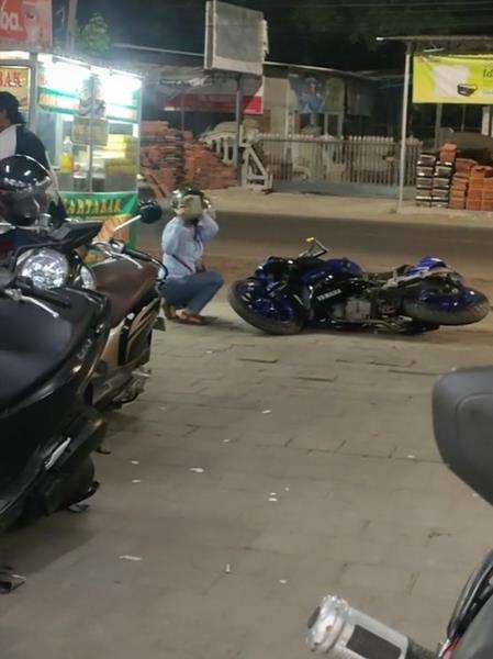 Diduga sakit hati lihat cowoknya membonceng perempuan lain. Diduga sakit hati lihat cowoknya membonceng perempuan lain.