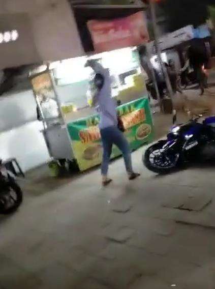 Cewek itu diduga yang membeli motor tersebut. Cewek itu diduga yang membeli motor tersebut.