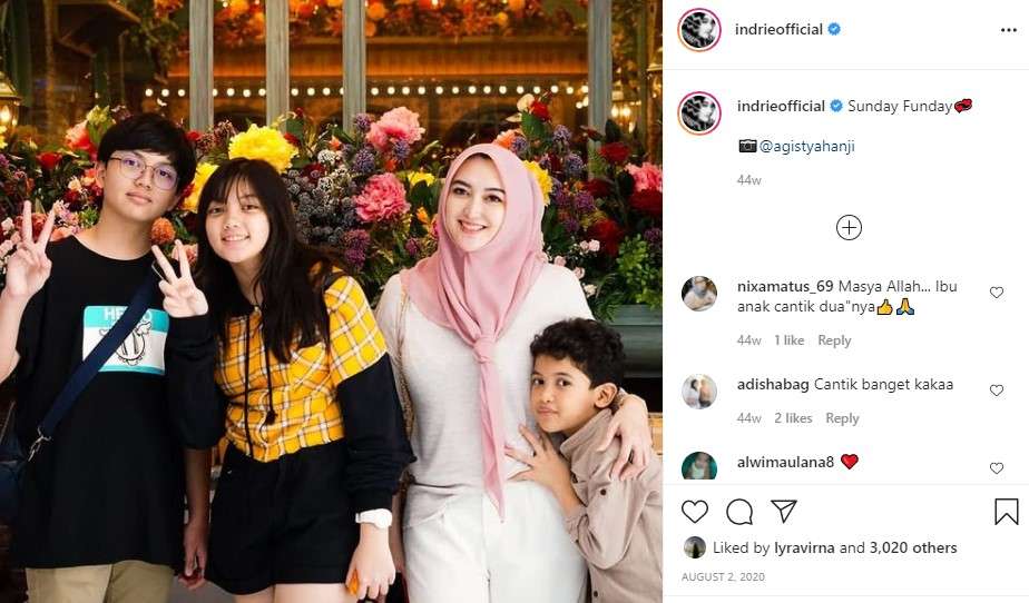 Indriani Hadi bersama ketiga anaknya