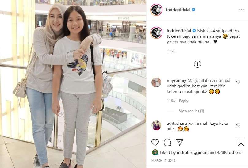 Indriani Hadi bersama putrinya