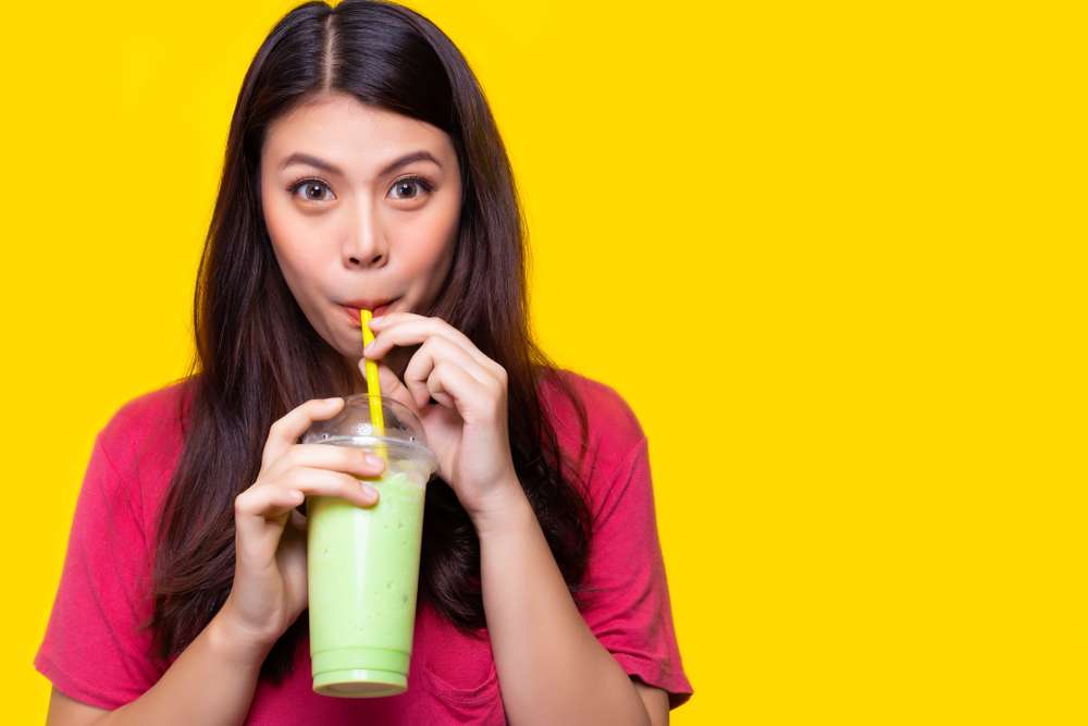 Menyeruput Minuman dengan Sedotan